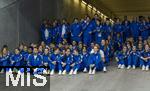 01.07.2024, Fussball UEFA EURO 2024, Achtelfinale, Portugal - Slowenien, in der Frankfurt Arena Frankfurt am Main,  Die groe Gruppe der Volunteers wartet gemeinsam auf ihren Einsatz.

