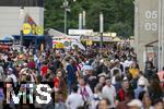 01.07.2024, Fussball UEFA EURO 2024, Achtelfinale, Portugal - Slowenien, in der Frankfurt Arena Frankfurt am Main,  Vor dem Spiel suchen die Zuschauer noch etwas Verpflegung und dann ihre Pltze im Stadion.

