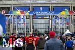 01.07.2024, Fussball UEFA EURO 2024, Achtelfinale, Portugal - Slowenien, in der Frankfurt Arena Frankfurt am Main,  Vor dem Spiel suchen die Zuschauer noch etwas Verpflegung und dann ihre Pltze im Stadion.

