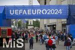 01.07.2024, Fussball UEFA EURO 2024, Achtelfinale, Portugal - Slowenien, in der Frankfurt Arena Frankfurt am Main,  Vor dem Spiel suchen die Zuschauer noch etwas Verpflegung und dann ihre Pltze im Stadion.

