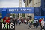 01.07.2024, Fussball UEFA EURO 2024, Achtelfinale, Portugal - Slowenien, in der Frankfurt Arena Frankfurt am Main,  Vor dem Spiel suchen die Zuschauer noch etwas Verpflegung und dann ihre Pltze im Stadion.

