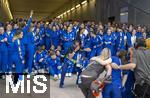 01.07.2024, Fussball UEFA EURO 2024, Achtelfinale, Portugal - Slowenien, in der Frankfurt Arena Frankfurt am Main,  Die groe Gruppe der Volunteers wartet gemeinsam auf ihren Einsatz. Ein Fotograf (Christoph Kpsel, Getty) macht Bilder fr die UEFA.

