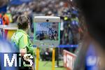 01.07.2024, Fussball UEFA EURO 2024, Achtelfinale, Portugal - Slowenien, in der Frankfurt Arena Frankfurt am Main, Beeindruckende Aktion der UEFA-Foundation for Children: Auf dem rollenden Monitor links sind schwer Kranke Kinder aus einer Krebsklinik in Porto (Portugal) live zugeschaltet, sie knnen mittels Joystick den rollenden Roboter von Porto aus durch das Stadion steuern, um live beim Spiel dabei zu sein. Die Fotografen warten schon auf ihren Zugang zum Mannschaftsfoto vor Anpfiff und beobachten interessiert  den Monitor mit den Kindern in der Klinik.

