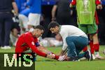 01.07.2024, Fussball UEFA EURO 2024, Achtelfinale, Portugal - Slowenien, in der Frankfurt Arena Frankfurt am Main, Cristiano Ronaldo (Portugal) wird vor der Verlngerung an den Waden massiert. Auf seinen Schienbeinschtzern sind Bilder aufgedruckt, 

