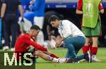 01.07.2024, Fussball UEFA EURO 2024, Achtelfinale, Portugal - Slowenien, in der Frankfurt Arena Frankfurt am Main, Cristiano Ronaldo (Portugal) wird vor der Verlngerung an den Waden massiert. Auf seinen Schienbeinschtzern sind Bilder aufgedruckt, 

