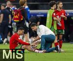 01.07.2024, Fussball UEFA EURO 2024, Achtelfinale, Portugal - Slowenien, in der Frankfurt Arena Frankfurt am Main, Cristiano Ronaldo (Portugal) wird vor der Verlngerung an den Waden massiert. Auf seinen Schienbeinschtzern sind Bilder aufgedruckt, 

