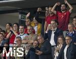 01.07.2024, Fussball UEFA EURO 2024, Achtelfinale, Portugal - Slowenien, in der Frankfurt Arena Frankfurt am Main,  Nach dem Spiel winkt die Mutter von Cristiano Ronaldo (Portugal), Maria Dolores dos Santos Aveiro (mitte, Gelbe Weste) ihrem Sohn auf dem Platz zu.

