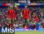 01.07.2024, Fussball UEFA EURO 2024, Achtelfinale, Portugal - Slowenien, in der Frankfurt Arena Frankfurt am Main, v.l. Cristiano Ronaldo (Portugal) und Ruben Dias (Portugal) nachdenklich.

