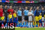 01.07.2024, Fussball UEFA EURO 2024, Achtelfinale, Portugal - Slowenien, in der Frankfurt Arena Frankfurt am Main, 
v.l. Pepe (Portugal), Diogo Costa (Portugal) und Cristiano Ronaldo (Portugal) mit dem Schiedsrichterteam um Schiedsrichter Daniele Orsato (Italien).
