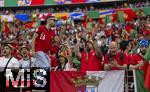 01.07.2024, Fussball UEFA EURO 2024, Achtelfinale, Portugal - Slowenien, in der Frankfurt Arena Frankfurt am Main, Die portugiesischen Fans feiern , der Einpeitscher gibt den Takt vor
