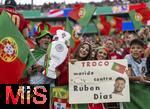 01.07.2024, Fussball UEFA EURO 2024, Achtelfinale, Portugal - Slowenien, in der Frankfurt Arena Frankfurt am Main, Die portugiesischen Fans feiern mit dem Henkelpott aus Pappe

