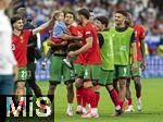 01.07.2024, Fussball UEFA EURO 2024, Achtelfinale, Portugal - Slowenien, in der Frankfurt Arena Frankfurt am Main, Joao Cancelo (Portugal) mit einem Mdchen auf dem Arm

