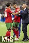 01.07.2024, Fussball UEFA EURO 2024, Achtelfinale, Portugal - Slowenien, in der Frankfurt Arena Frankfurt am Main, v.l. Ruben Neves (Portugal) shakehands mit Trainer Roberto Martinez (Portugal) . Cristiano Ronaldo (Portugal) ist immer noch enttuscht

