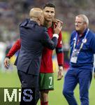 01.07.2024, Fussball UEFA EURO 2024, Achtelfinale, Portugal - Slowenien, in der Frankfurt Arena Frankfurt am Main, v.l.  Cristiano Ronaldo (Portugal) ist immer noch enttuscht sein Trainer Roberto Martinez (Portugal) 
versucht ihn aufzumuntern