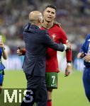 01.07.2024, Fussball UEFA EURO 2024, Achtelfinale, Portugal - Slowenien, in der Frankfurt Arena Frankfurt am Main, v.l.  Cristiano Ronaldo (Portugal) ist immer noch enttuscht sein Trainer Roberto Martinez (Portugal) 
versucht ihn aufzumuntern