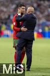 01.07.2024, Fussball UEFA EURO 2024, Achtelfinale, Portugal - Slowenien, in der Frankfurt Arena Frankfurt am Main, v.l.  Cristiano Ronaldo (Portugal) ist immer noch enttuscht sein Trainer Roberto Martinez (Portugal) 
versucht ihn aufzumuntern