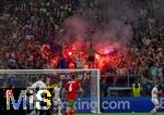 01.07.2024, Fussball UEFA EURO 2024, Achtelfinale, Portugal - Slowenien, in der Frankfurt Arena Frankfurt am Main, Die Slowenischen Fans znden Rauchbomben (Pyrotechnik)

