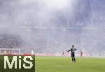 01.07.2024, Fussball UEFA EURO 2024, Achtelfinale, Portugal - Slowenien, in der Frankfurt Arena Frankfurt am Main, Diogo Costa (Portugal) steht im Nebel der Pyrotechnik

