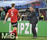 02.07.2024, Fussball UEFA EURO 2024, Achtelfinale, sterreich - Trkei, in der RB Arena Leipzig,     Trainer Ralf Rangnick (sterreich) gibt Stefan Posch (sterreich) einen Zettel

