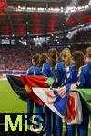 02.07.2024, Fussball UEFA EURO 2024, Achtelfinale, sterreich - Trkei, in der RB Arena Leipzig,   Volunteers warten auf den Einsatz mit den Landesflagge auf dem Platz.

