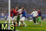 02.07.2024, Fussball UEFA EURO 2024, Achtelfinale, sterreich - Trkei, in der RB Arena Leipzig, Schlussjubel Trkei, die ttkischen Spieler umarmen Torwart Fehmi Mert Gnok (Trkei) strmisch