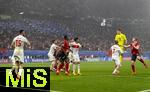 02.07.2024, Fussball UEFA EURO 2024, Achtelfinale, sterreich - Trkei, in der RB Arena Leipzig, Torwart Patrick Pentz (sterreich), mit im Strafraum der Trkei, steigt zum Kopfball hoch