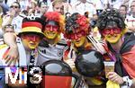 05.07.2024, Fussball UEFA EURO 2024, Viertelfinale, Spanien - Deutschland, in der Stuttgart-Arena. Die deutschen Fans feiern mit schwarz-rot-goldenen Gesichtern

