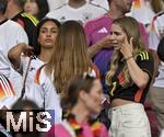 05.07.2024, Fussball UEFA EURO 2024, Viertelfinale, Spanien - Deutschland, in der Stuttgart-Arena. Anika Neuer (Deutschland) die Frau von Manuel Neuer (Deutschland) bauchfrei und happy

