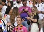 05.07.2024, Fussball UEFA EURO 2024, Viertelfinale, Spanien - Deutschland, in der Stuttgart-Arena. Anika Neuer (Deutschland) die Frau von Manuel Neuer (Deutschland) bauchfrei und happy

