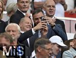 05.07.2024, Fussball UEFA EURO 2024, Viertelfinale, Spanien - Deutschland, in der Stuttgart-Arena. Bundeskanzler Olaf Scholz (Deutschland) macht selfies

