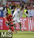 05.07.2024, Fussball UEFA EURO 2024, Viertelfinale, Spanien - Deutschland, in der Stuttgart-Arena. v.l. Rodri (Spanien) mit vollem Einsatz gegen Jamal Musiala (Deutschland) 

