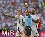 05.07.2024, Fussball UEFA EURO 2024, Viertelfinale, Spanien - Deutschland, in der Stuttgart-Arena. Schiedsrichter Anthony Taylor (England) zeigt Toni Kroos (Deutschland) die gelbe Karte,

