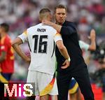 05.07.2024, Fussball UEFA EURO 2024, Viertelfinale, Spanien - Deutschland, in der Stuttgart-Arena. Trainer Julian Nagelsmann (Deutschland) trstet Waldemar Anton (Deutschland) 

