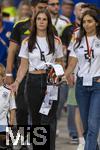 05.07.2024, Fussball UEFA EURO 2024, Viertelfinale, Spanien - Deutschland, in der Stuttgart-Arena. Enttuschte Spielerfreuen nach der Niederlage ihrer Mnner, li: Ehefrau Lina Kimmich (Deutschland) die Frau von Joshua Kimmich, re: Sara Gndogan Arfaoui, die Frau von Ilkay Gndogan (Deutschland) 

