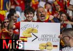 05.07.2024, Fussball UEFA EURO 2024, Viertelfinale, Spanien - Deutschland, in der Stuttgart-Arena.  Spanische Fans, vergleichen Tortilla gegen normale Kartoffeln.

