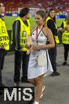 05.07.2024, Fussball UEFA EURO 2024, Viertelfinale, Spanien - Deutschland, in der Stuttgart-Arena. Lisa Fllkrug (Deutschland) die Frau von Niclas Fllkrug (Deutschland) geht nach dem Spiel enttuscht nach Hause mit dem Glcksschwein ihrer Tochter in der Hand 

