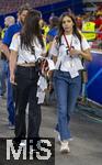 05.07.2024, Fussball UEFA EURO 2024, Viertelfinale, Spanien - Deutschland, in der Stuttgart-Arena. Enttuschte Spielerfreuen nach der Niederlage ihrer Mnner, li: Ehefrau Lina Kimmich (Deutschland) die Frau von Joshua Kimmich, re: Sara Gndogan Arfaoui, die Frau von Ilkay Gndogan (Deutschland)  

