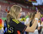 05.07.2024, Fussball UEFA EURO 2024, Viertelfinale, Spanien - Deutschland, in der Stuttgart-Arena. Enttuschte Spielerfreuen nach der Niederlage ihrer Mnner, Anika Neuer (Deutschland) die Frau von Manuel Neuer (Deutschland) macht noch Fotos vom Stadion
