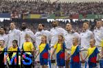 05.07.2024, Fussball UEFA EURO 2024, Viertelfinale, Spanien - Deutschland, in der Stuttgart-Arena. Die Deutschen singen die Hymne, von links:  Ilkay Gndogan (Deutschland), Torwart Manuel Neuer (Deutschland), Antonio Rdiger (Deutschland), Emre Can (Deutschland), Jonathan Tah (Deutschland), David Raum (Deutschland), Josua Kimmich (Deutschland), Toni Kroos (Deutschland). 

