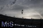 05.07.2024, Fussball UEFA EURO 2024, Viertelfinale, Spanien - Deutschland, in der Stuttgart-Arena.  Die Spidercam vor dem Abendhimmel. Eine auf Seilen befestigt ber den Rasen schwebenden Kamera, fr dynamische Bilder aus jeder Ecke des Spielfelds.

