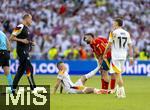 05.07.2024, Fussball UEFA EURO 2024, Viertelfinale, Spanien - Deutschland, in der Stuttgart-Arena. Toni Kroos (Deutschland) wird am Boden liegend behandelt. Robert Andrich (Deutschland) steht nachdenklich daneben, re: Joselu (Spanien) hilft ihm bei seinem Wadenkrampf kollegial.

