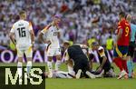 05.07.2024, Fussball UEFA EURO 2024, Viertelfinale, Spanien - Deutschland, in der Stuttgart-Arena. Toni Kroos (Deutschland) wird am Boden liegend behandelt. Robert Andrich (Deutschland) steht nachdenklich daneben, re: Joselu (Spanien).

