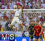 05.07.2024, Fussball UEFA EURO 2024, Viertelfinale, Spanien - Deutschland, in der Stuttgart-Arena. li: Niclas Fllkrug (Deutschland) steigt hoch zum Kopfball, re: Aymeric Laporte (Spanien) schaut hoch.

