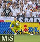 05.07.2024, Fussball UEFA EURO 2024, Viertelfinale, Spanien - Deutschland, in der Stuttgart-Arena. 
Torwart Manuel Neuer (Deutschland) fngt den Ball.