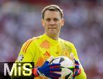 05.07.2024, Fussball UEFA EURO 2024, Viertelfinale, Spanien - Deutschland, in der Stuttgart-Arena. 
Torwart Manuel Neuer (Deutschland) mit Ball vor dem Gesicht