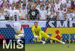 05.07.2024, Fussball UEFA EURO 2024, Viertelfinale, Spanien - Deutschland, in der Stuttgart-Arena. 
Torwart Manuel Neuer (Deutschland) fngt den Ball.