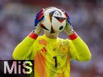 05.07.2024, Fussball UEFA EURO 2024, Viertelfinale, Spanien - Deutschland, in der Stuttgart-Arena. 
Torwart Manuel Neuer (Deutschland) mit Ball vor dem Gesicht