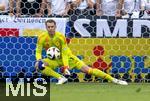 05.07.2024, Fussball UEFA EURO 2024, Viertelfinale, Spanien - Deutschland, in der Stuttgart-Arena. 
Torwart Manuel Neuer (Deutschland) fngt den Ball.