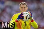 05.07.2024, Fussball UEFA EURO 2024, Viertelfinale, Spanien - Deutschland, in der Stuttgart-Arena. 
Torwart Manuel Neuer (Deutschland) mit Ball vor dem Gesicht