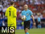 05.07.2024, Fussball UEFA EURO 2024, Viertelfinale, Spanien - Deutschland, in der Stuttgart-Arena. Antony Taylor (England) und Torwart Manuel Neuer (Deutschland) 

